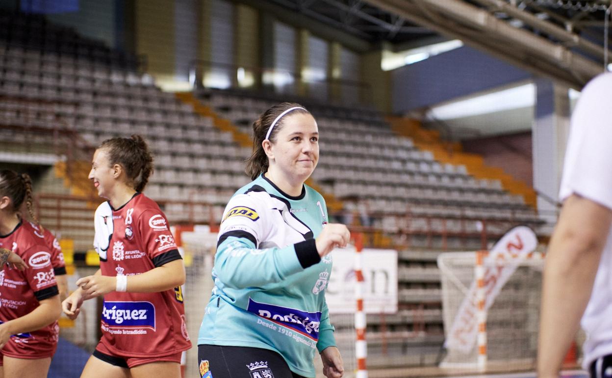 La guardameta y capitán, Barbara Seco en un partido con el Rodríguez Cleba. 