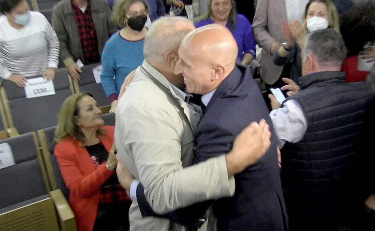 José Antonio Diez se abraza con un militante tras el recuento de los votos. 