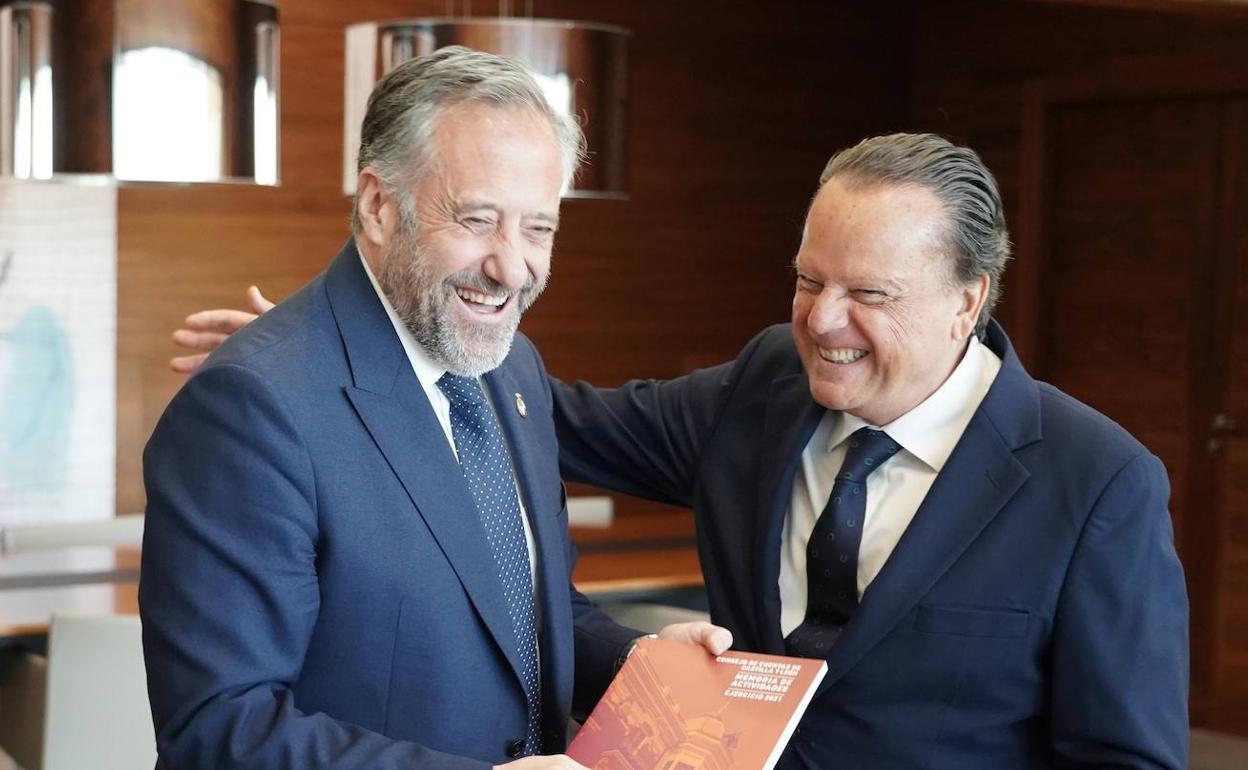 El presidente de las Cortes recibe la Memoria del Consejo de Cuentas de Castilla y León. 