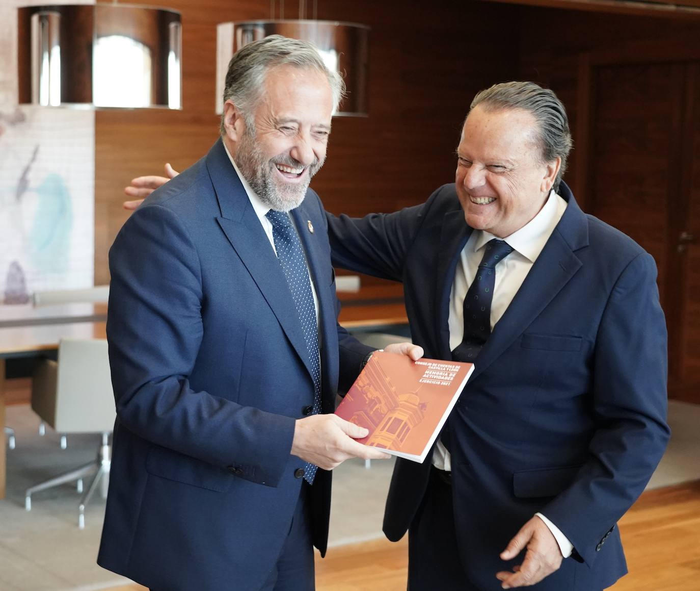 El presidente de las Cortes recibe la Memoria del Consejo de Cuentas de Castilla y León. 