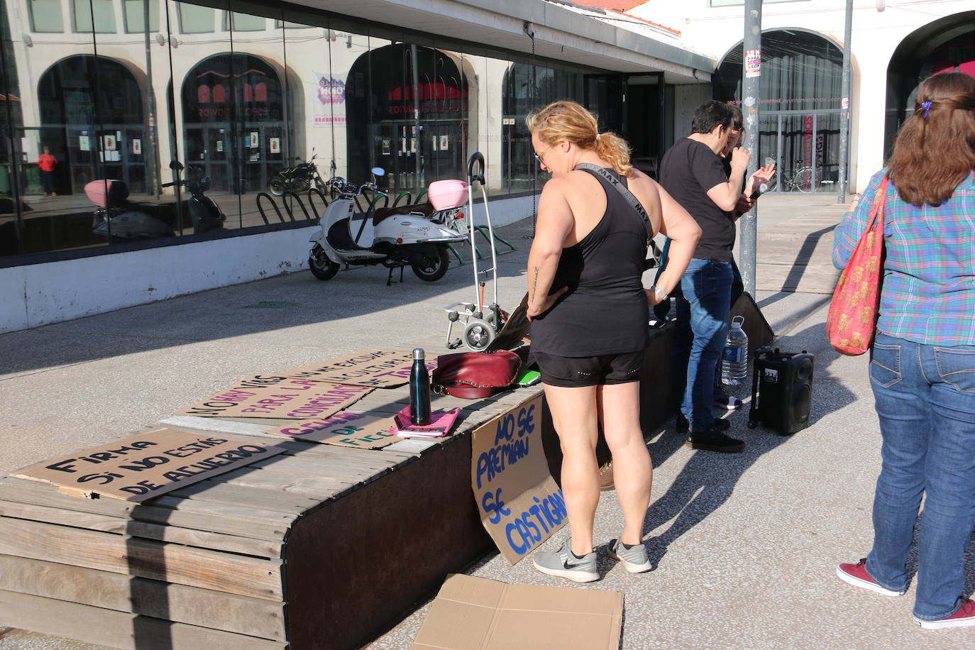 Una decena de mujeres se concentra frente al Espacio Vías