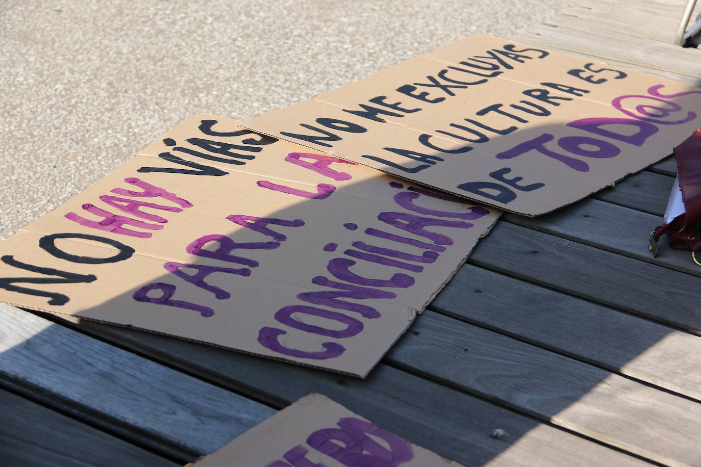 Una decena de mujeres se concentra frente al Espacio Vías