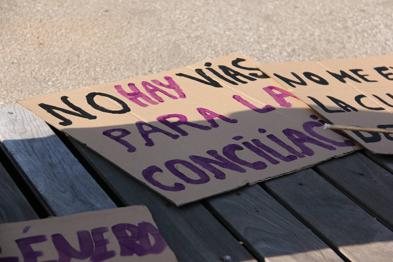 Una decena de mujeres se concentra frente al Espacio Vías