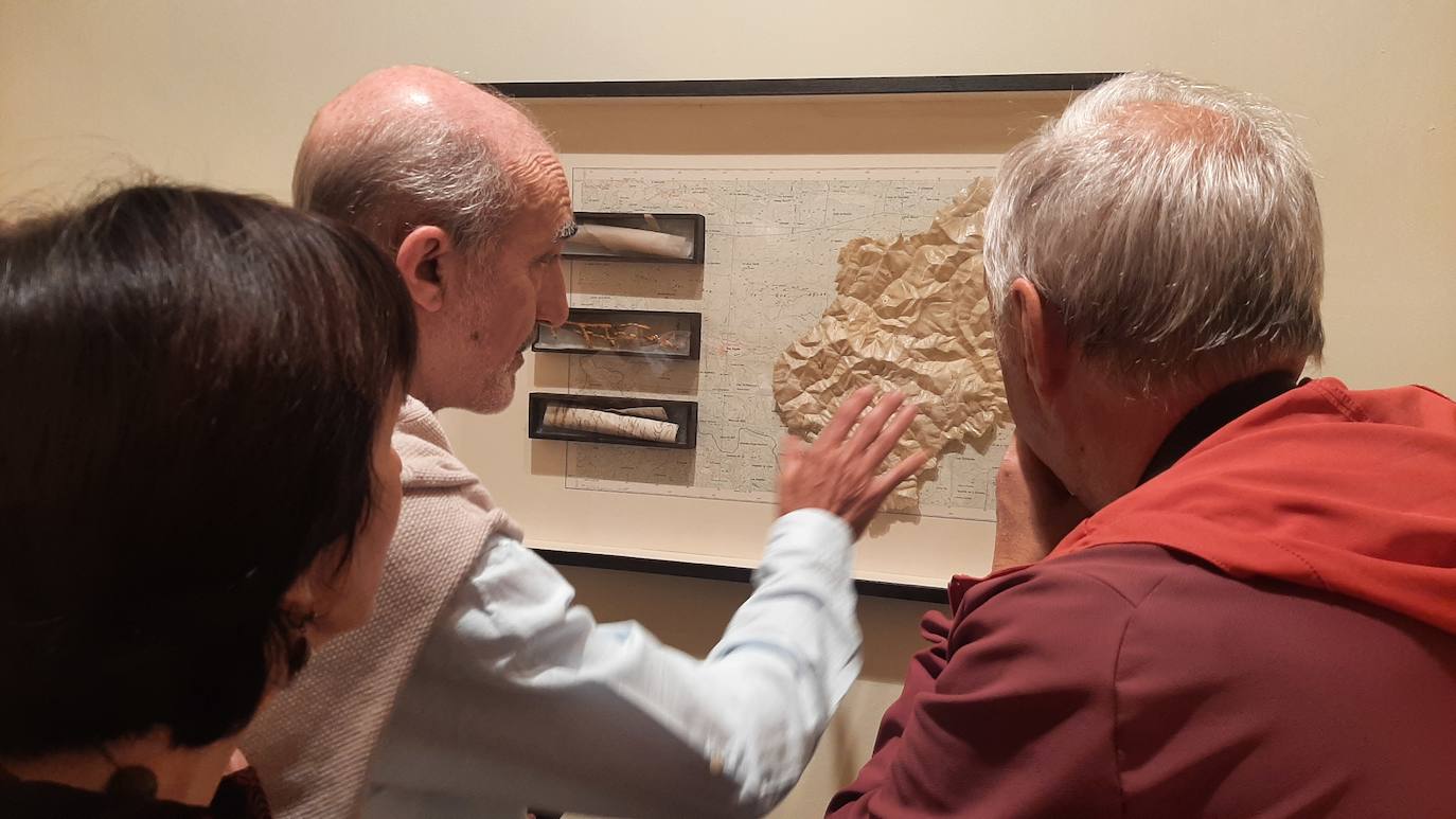 El creador, natural de Cacabelos, muestra un universo creativo en el que la geometría, la memoria y la reflexión sobre las proporciones son algunas de sus claves fundamentales | La muestra, comisariada por el director del Departamento de Arte del Instituto Leonés de Cultura, Luis García, podrá verse durante los meses de mayo, junio y julio