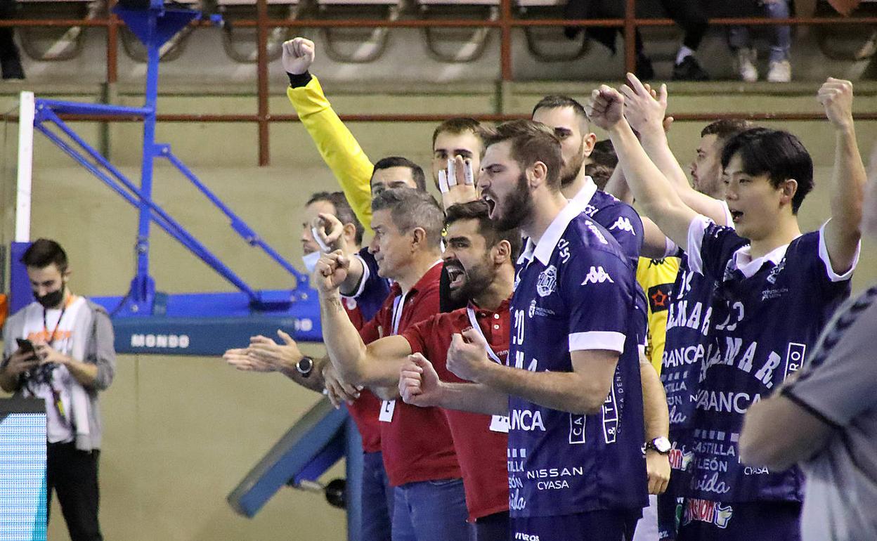 Celebración de un tanto por parte del Abanca Ademar. 