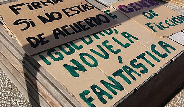 Imagen principal - Una decena de mujeres se concentra frente a Espacio Vías para pedir al Ayuntamiento políticas de conciliación