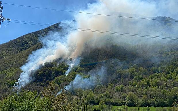 Efectivos de la Junta trabajan en la extinción de un incendio forestal en Villablino.