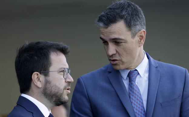 Pedro Sánchez y Pere Aragonès. en su breve conversación en Barcelona. 