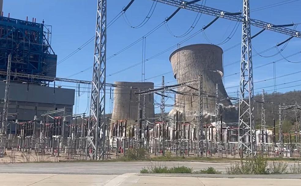 Imagen de la caída de las torres vista desde las inmediaciones de la térmica. 