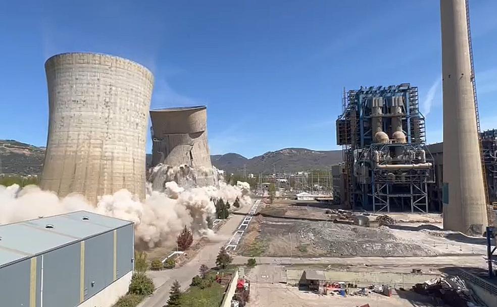 Imagen de la nube de polvo originada tras la caída de las torres en la térmica de La Robla. 