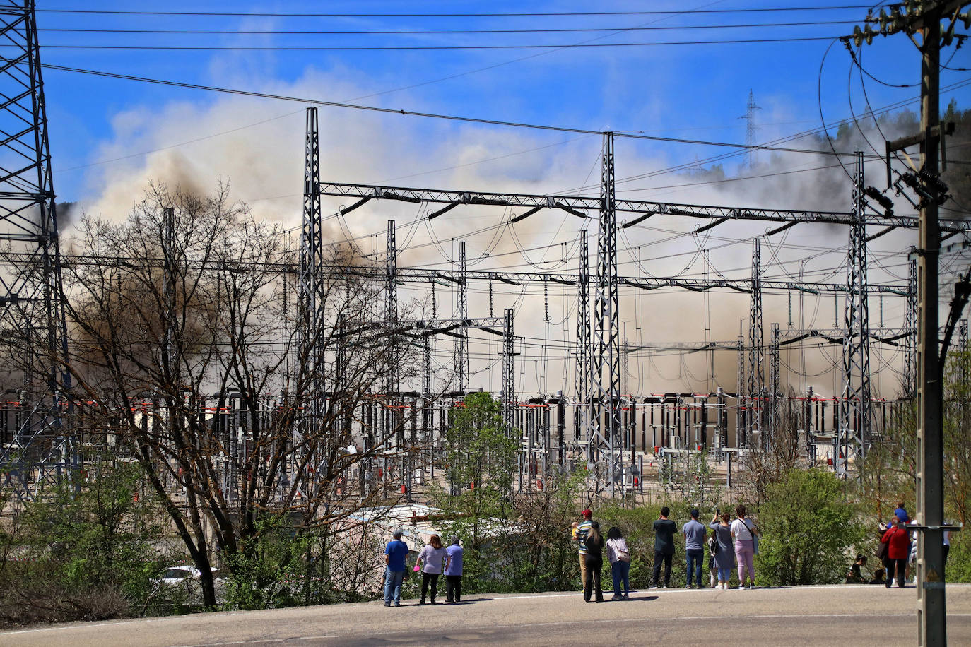 Fotos: La voladura de la térmica desde las ópticas de Peio y Campillo