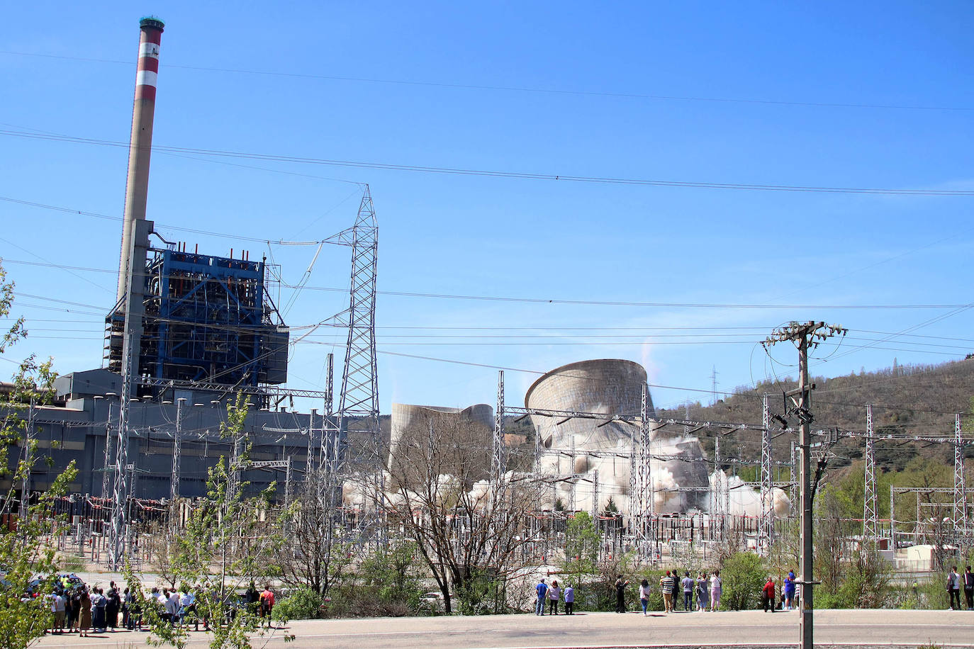 Fotos: La voladura de la térmica desde las ópticas de Peio y Campillo