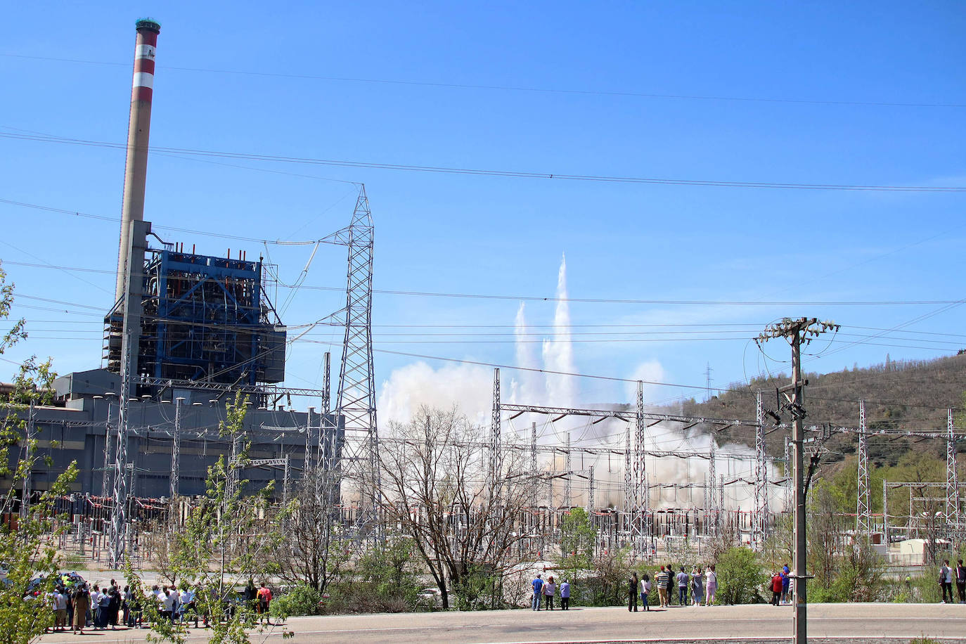 Fotos: La voladura de la térmica desde las ópticas de Peio y Campillo