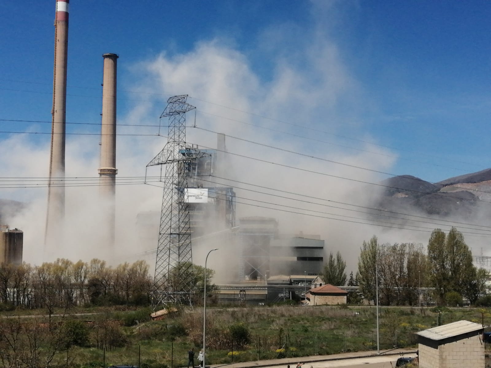 Una de las últimas imágenes del paisaje de La Robla con las torres como telón de fondo.