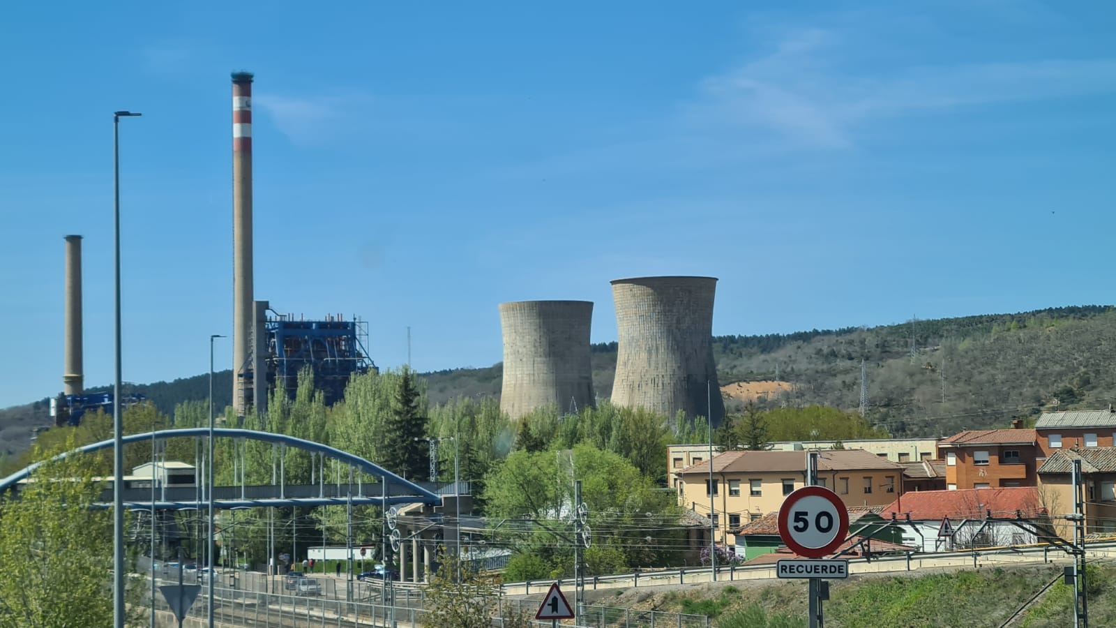 Una de las últimas imágenes del paisaje de La Robla con las torres como telón de fondo.