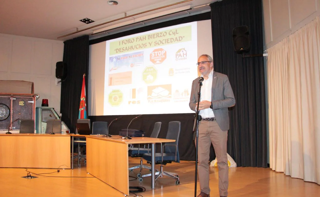 Presentación del I Foro Desahucios y Sociedad, organizado por la Plataforma de Afectados por la Hipoteca en Ponferrada. 