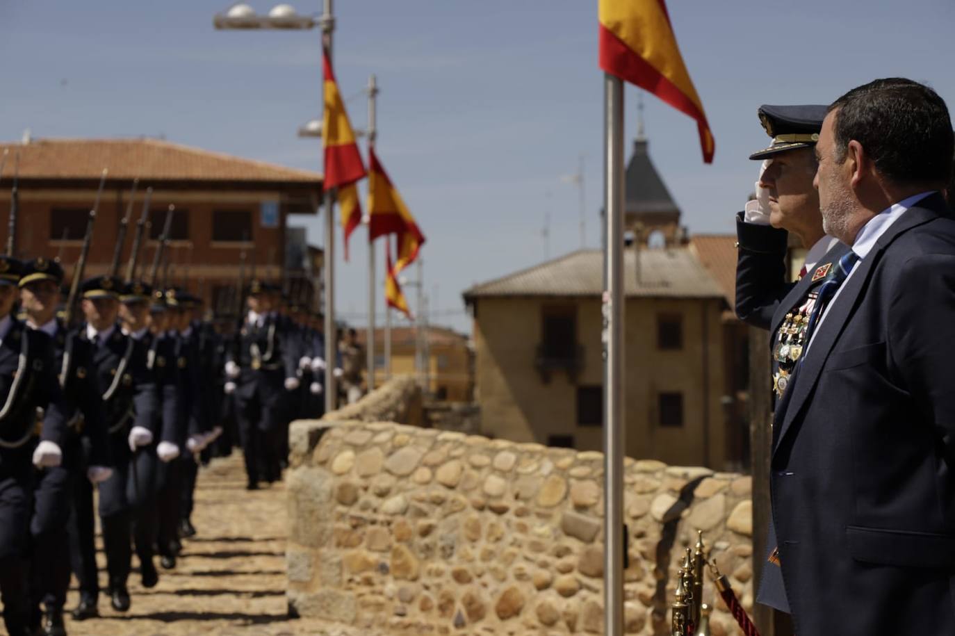 cto de Jura de Bandera Civil presidido por el coronel director de la Academia Básica del Aire