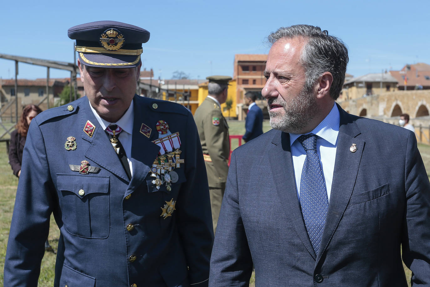 cto de Jura de Bandera Civil presidido por el coronel director de la Academia Básica del Aire