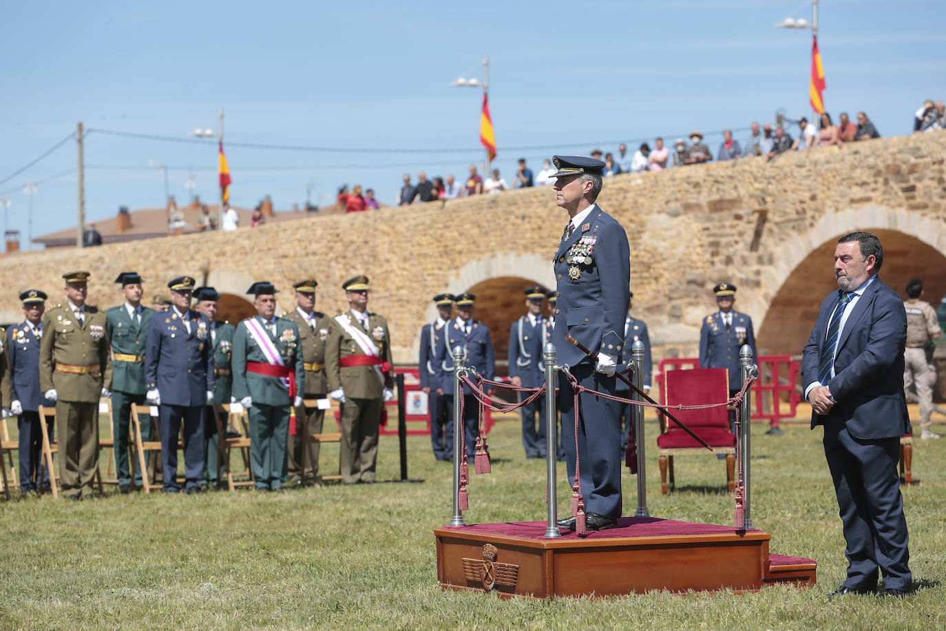 cto de Jura de Bandera Civil presidido por el coronel director de la Academia Básica del Aire