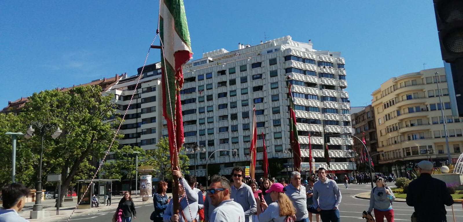 Fotos: Homenaje de los pendones a los sectores de la pandemia