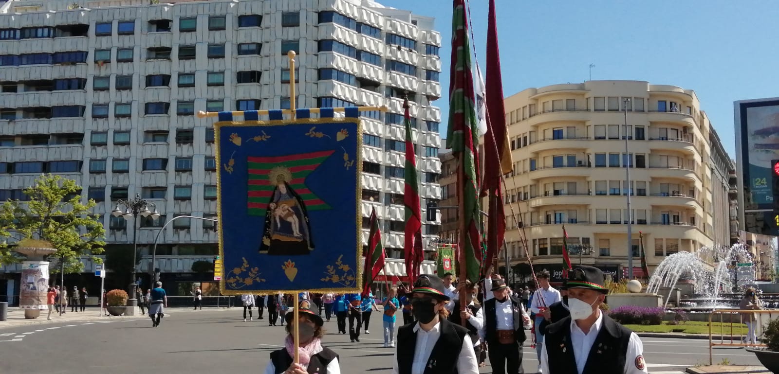 Fotos: Homenaje de los pendones a los sectores de la pandemia