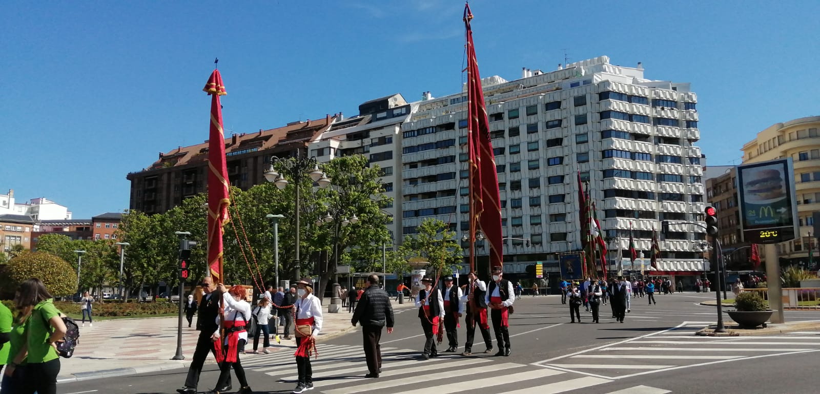 Fotos: Homenaje de los pendones a los sectores de la pandemia