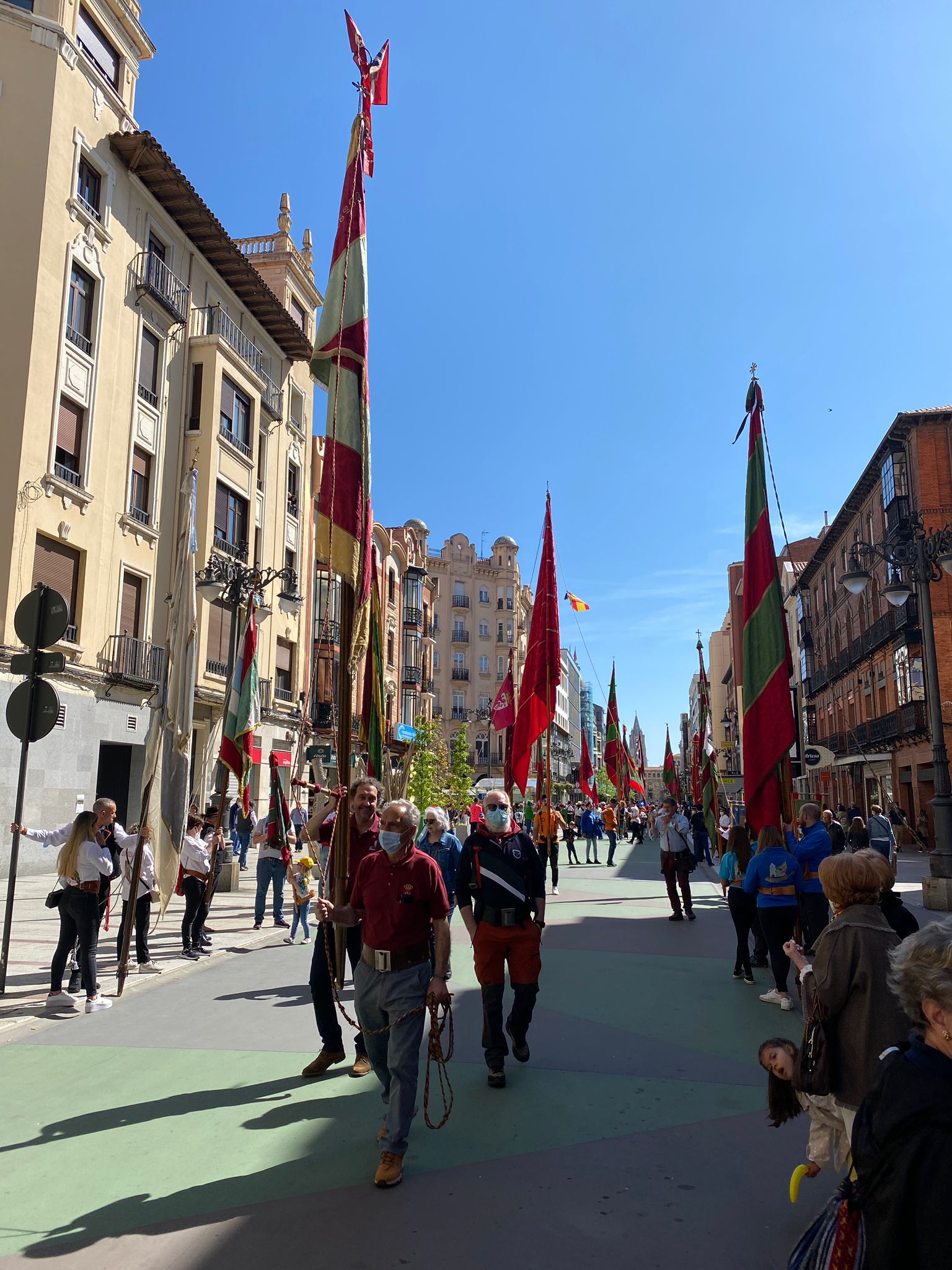 Fotos: Homenaje de los pendones a los sectores de la pandemia