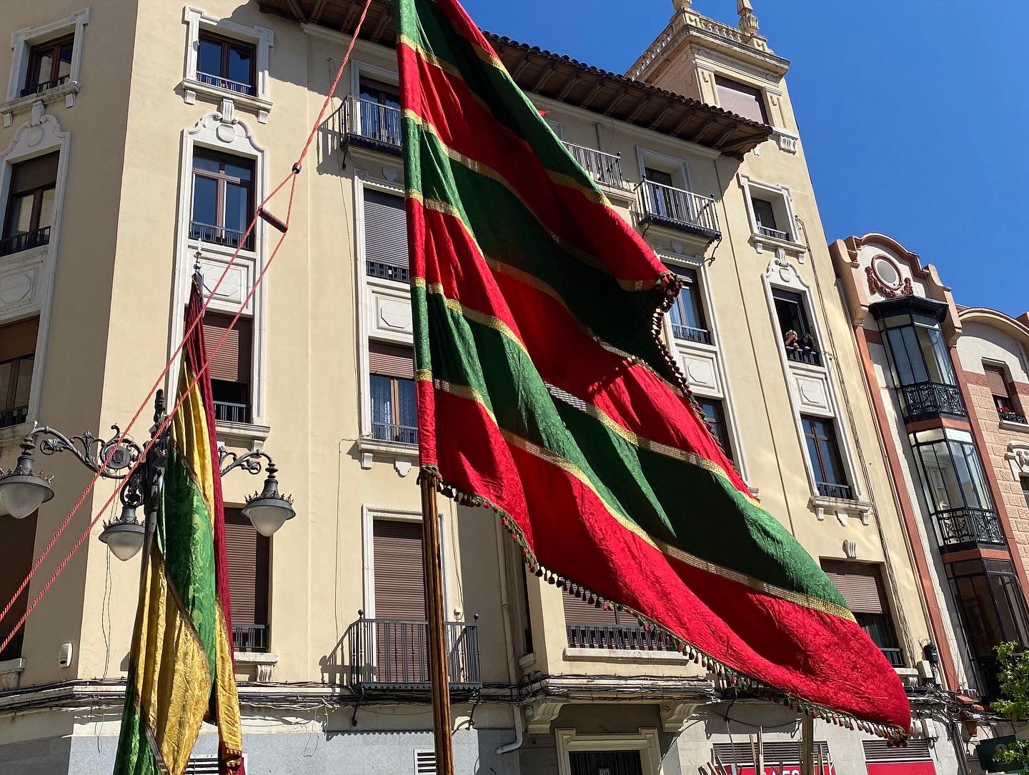 Fotos: Homenaje de los pendones a los sectores de la pandemia