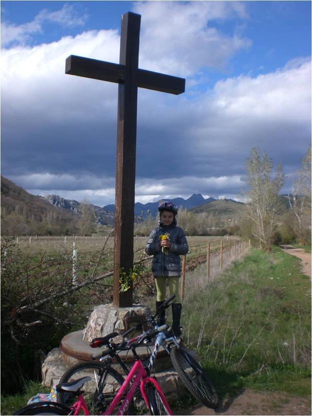 La cruz del camino en Sorriba del Esla junto al Molino del Ribero aniquilado por Confederación y la falta de interés del Ayuntamiento. La cruz fue restaurad hace pocos años en el lugar donde siempre se mantuvo dando testimonio de fe y peregrinación, al fin y al cabo, por este camino llegaron las enseñanzas de Cristo a las tierras altas del Esla