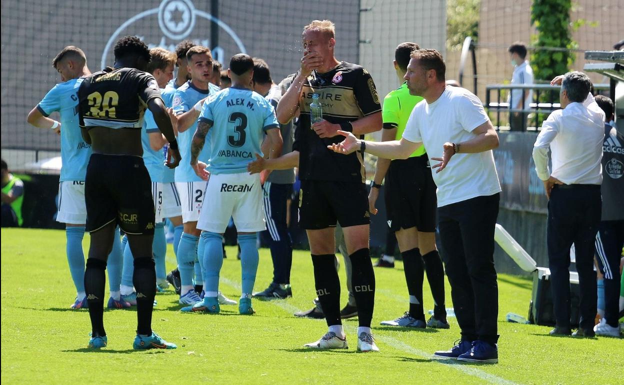 Curro Torres conversa con Angong y Obolskii en el partido ante el Celta B.