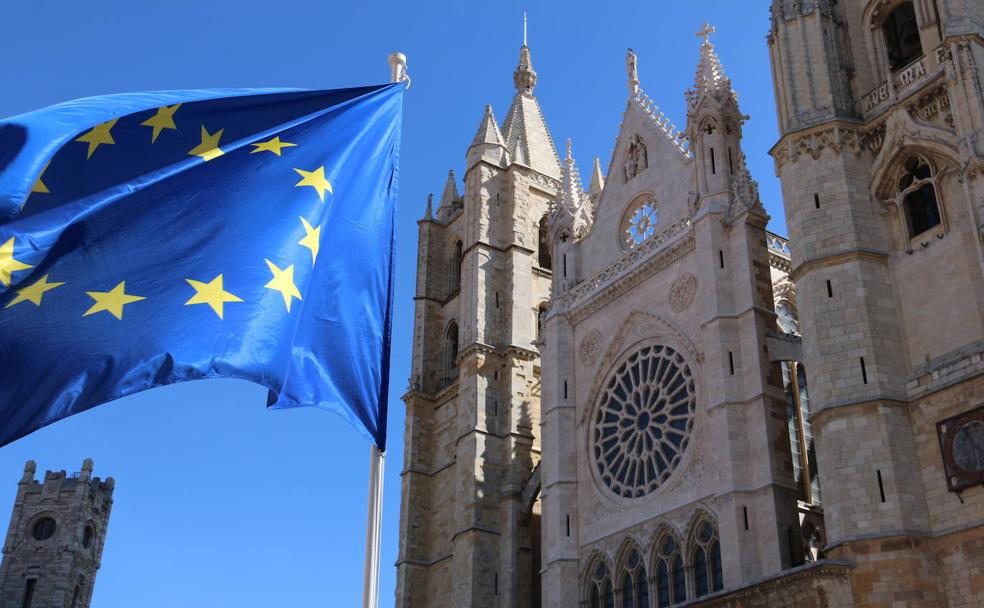 La bandera de la Unión Europea brilla ante la Catedral de León en los actos del Día de Europa.