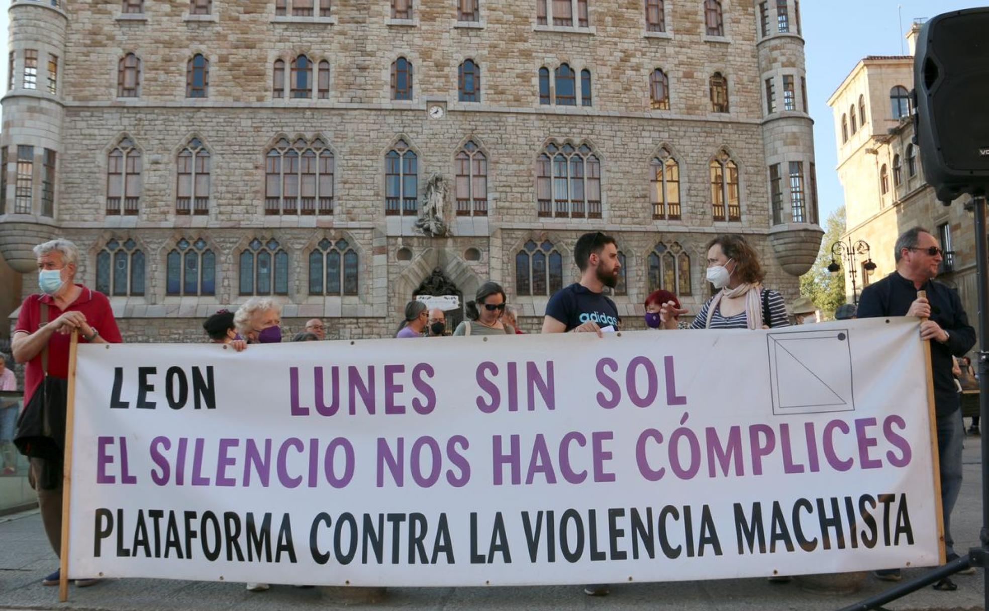 Una de las pancartas que ha presidido la concentración de los Lunes sin Sol de esta semana.