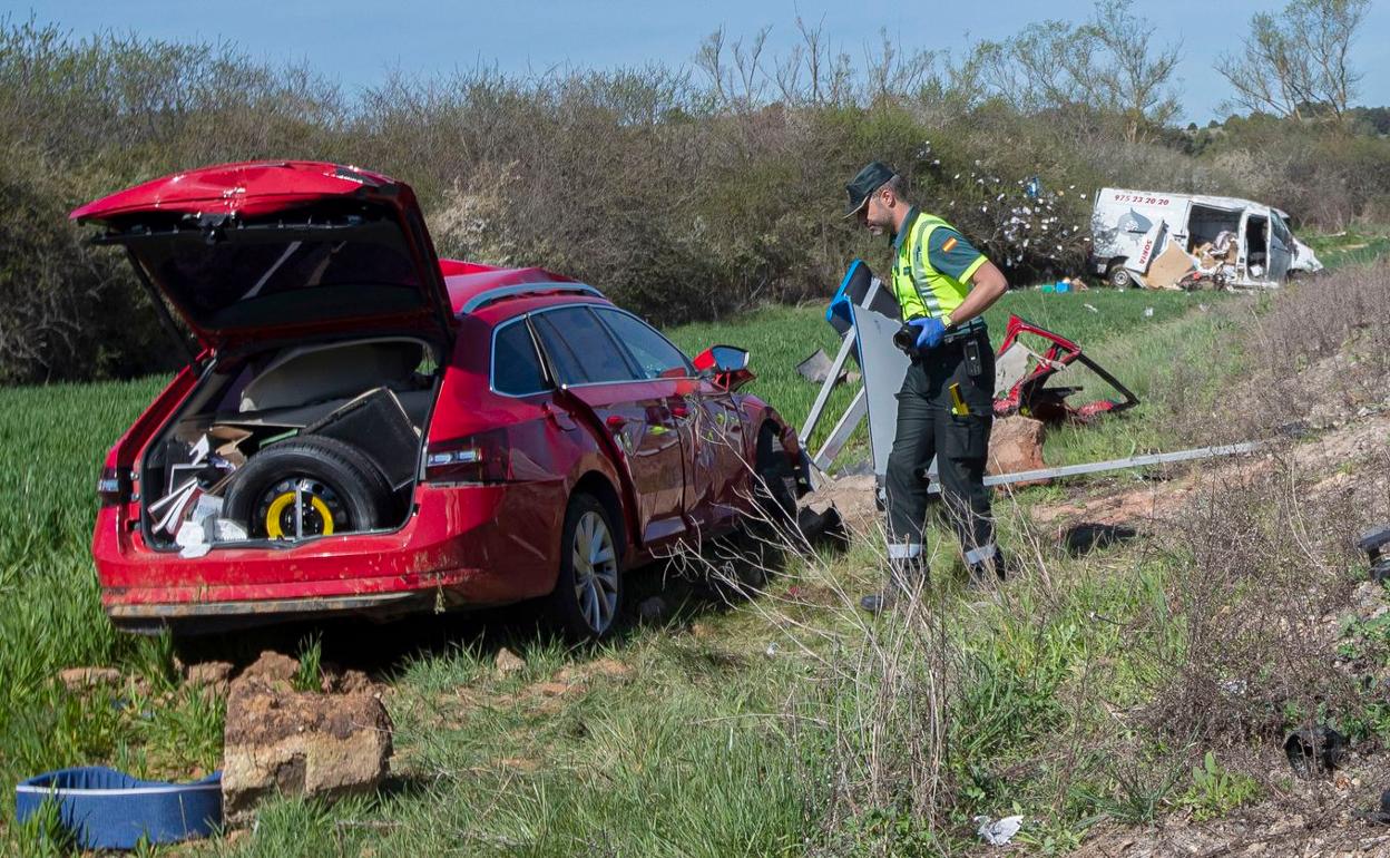 Imagen de la furgoneta implicada en el accidente con el vehículo del fallecido en primer plano. 