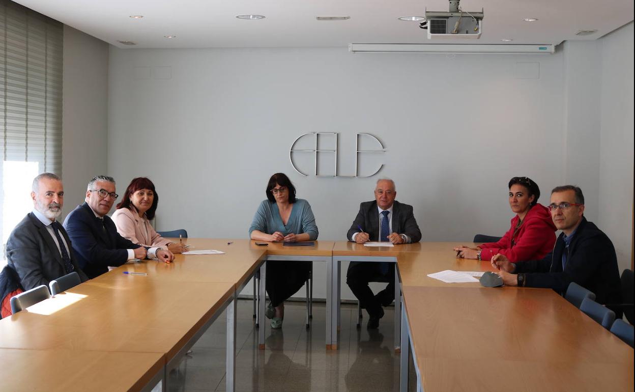 Rúbrica del nuevo convenio colectivo del sector de pompas fúnebres de León con representantes ed Fele y de los sindicatos.