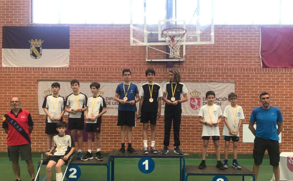 Podium de ganadores del campeonato provincial escolar de tenis de mesa, organizado por la Diputación de León.