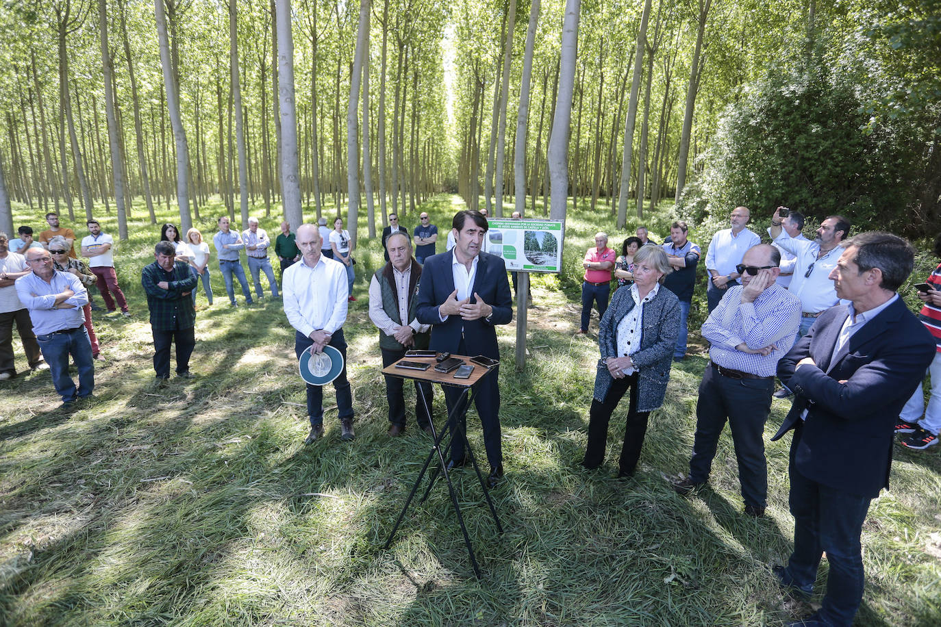 El consejero de Medio Ambiente, Vivienda y Ordenación del Territorio, Juan Carlos Suárez-Quiñones, participa en la Jornada sobre la importancia de los chopos en las riberas de Castilla y León, promovida por la Plataforma Más Chopos Sí con la colaboración de la Junta. Junto a él, la presidenta de la Confederación Hidrográfica del Duero, Cristina Danés.