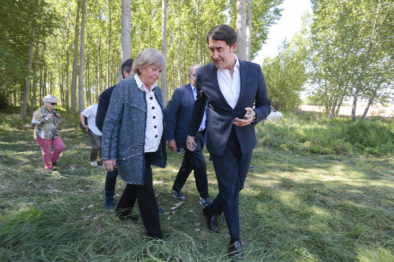 El consejero de Medio Ambiente, Vivienda y Ordenación del Territorio, Juan Carlos Suárez-Quiñones, participa en la Jornada sobre la importancia de los chopos en las riberas de Castilla y León, promovida por la Plataforma Más Chopos Sí con la colaboración de la Junta. Junto a él, la presidenta de la Confederación Hidrográfica del Duero, Cristina Danés.