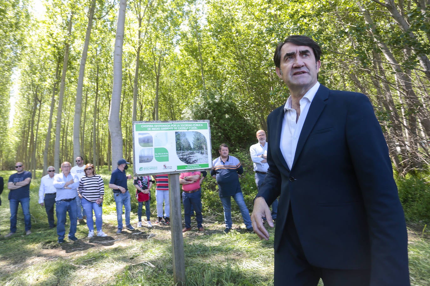 El consejero de Medio Ambiente, Vivienda y Ordenación del Territorio, Juan Carlos Suárez-Quiñones, participa en la Jornada sobre la importancia de los chopos en las riberas de Castilla y León, promovida por la Plataforma Más Chopos Sí con la colaboración de la Junta. Junto a él, la presidenta de la Confederación Hidrográfica del Duero, Cristina Danés.