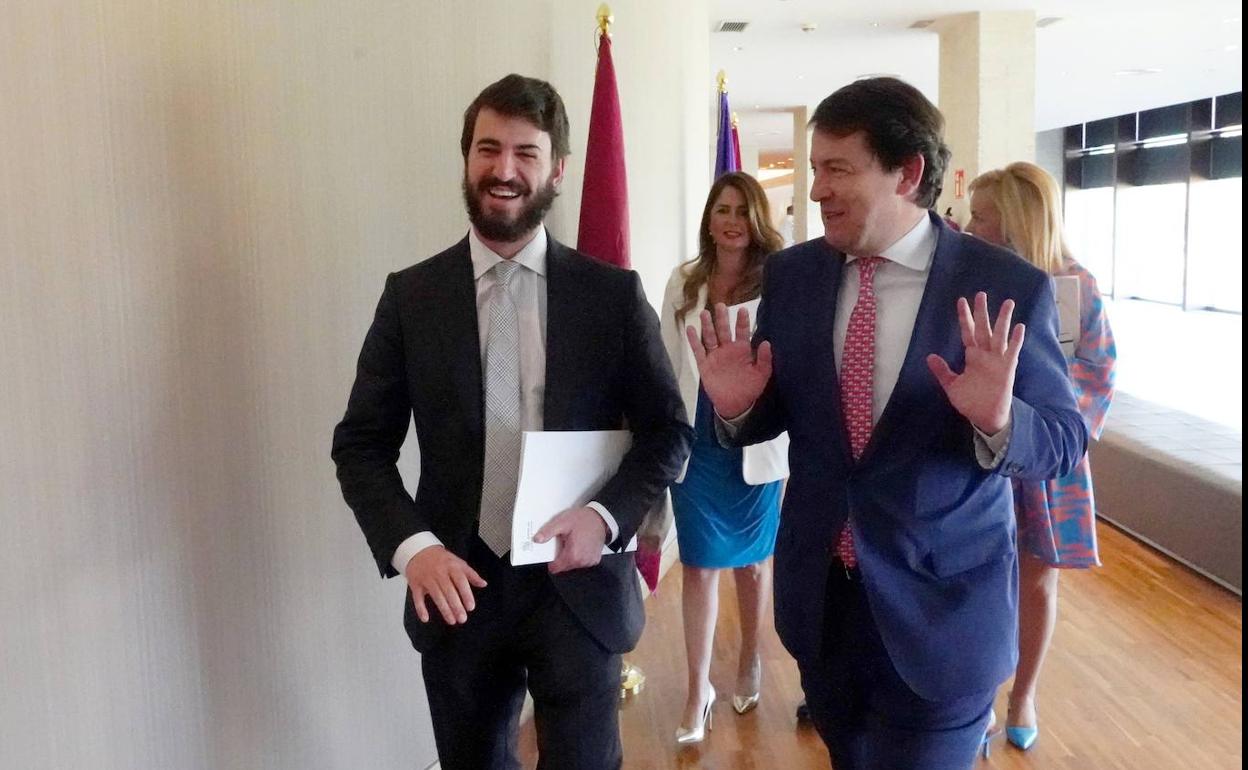 El vicepresidente de la junta, García-Gallardo, y el presidente, Mañueco, este martes previo al pleno.