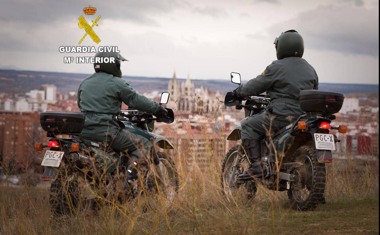 Una patrulla de la Guardia Civil vigila el entorno de la ciudad de León ante posibles incendios.