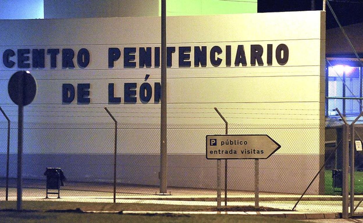 Imagen del acceso principal a la prisión de Villahierro, en Mansilla de las Mulas. 