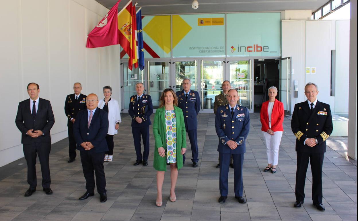 Foto de familia de los representantes de Incibe, Gobierno de España y personal militar.