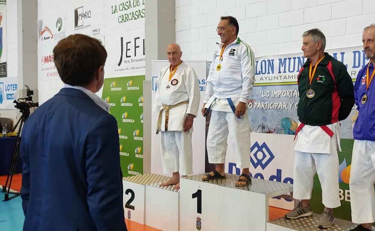 Podio del Campeonato de Espaá de Karate en la modalidad de kata veteranos, donde se encuentra el leonés, Ángel García Peral (izquierda). 