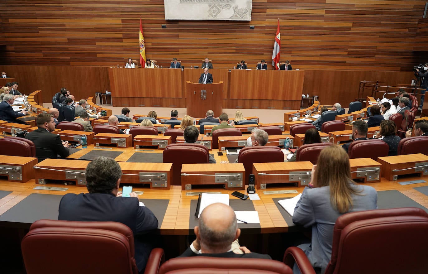 El Procurador del Común, Tomás Quintana, presenta el Informe Anual correspondiente al año 2021 en un pleno monográfico de las Cortes de Castilla y León