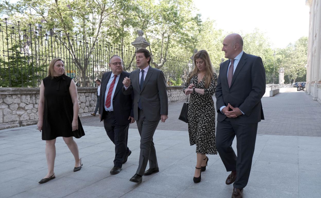 El presidente de la Junta de Castilla y León, Alfonso Fernández Mañueco acude a la toma de posesión de los nuevos consejeros. 