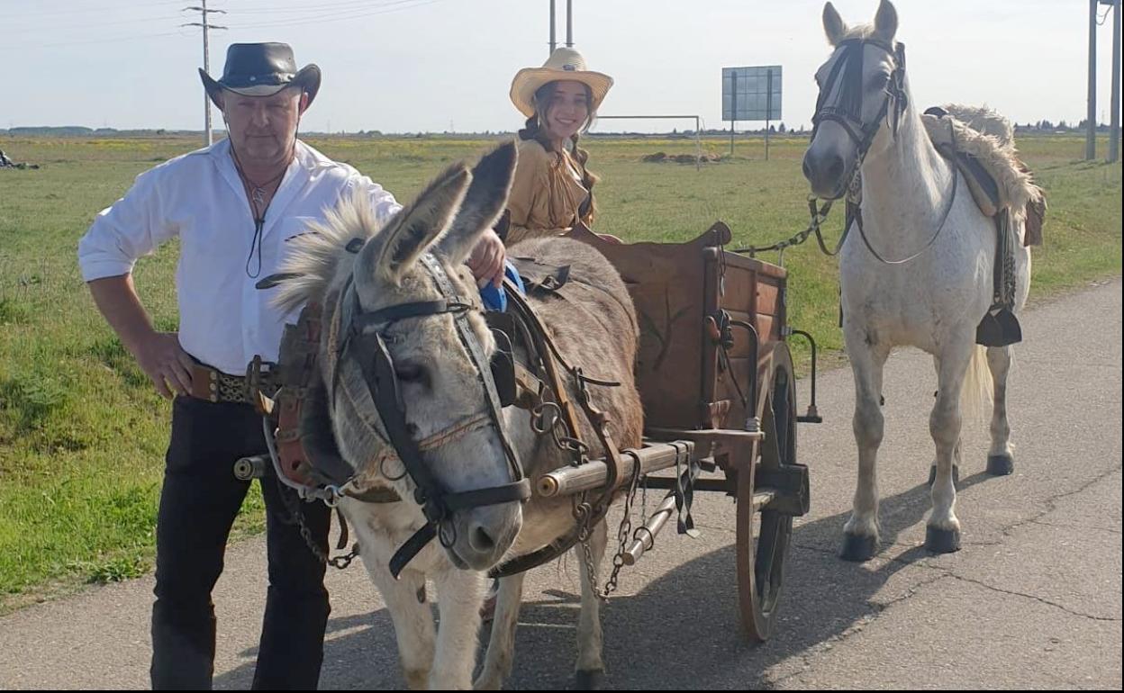 Los paseos en burro y caballo han dejado 80 kilos de alimentos en la asociación Alfadeva. 