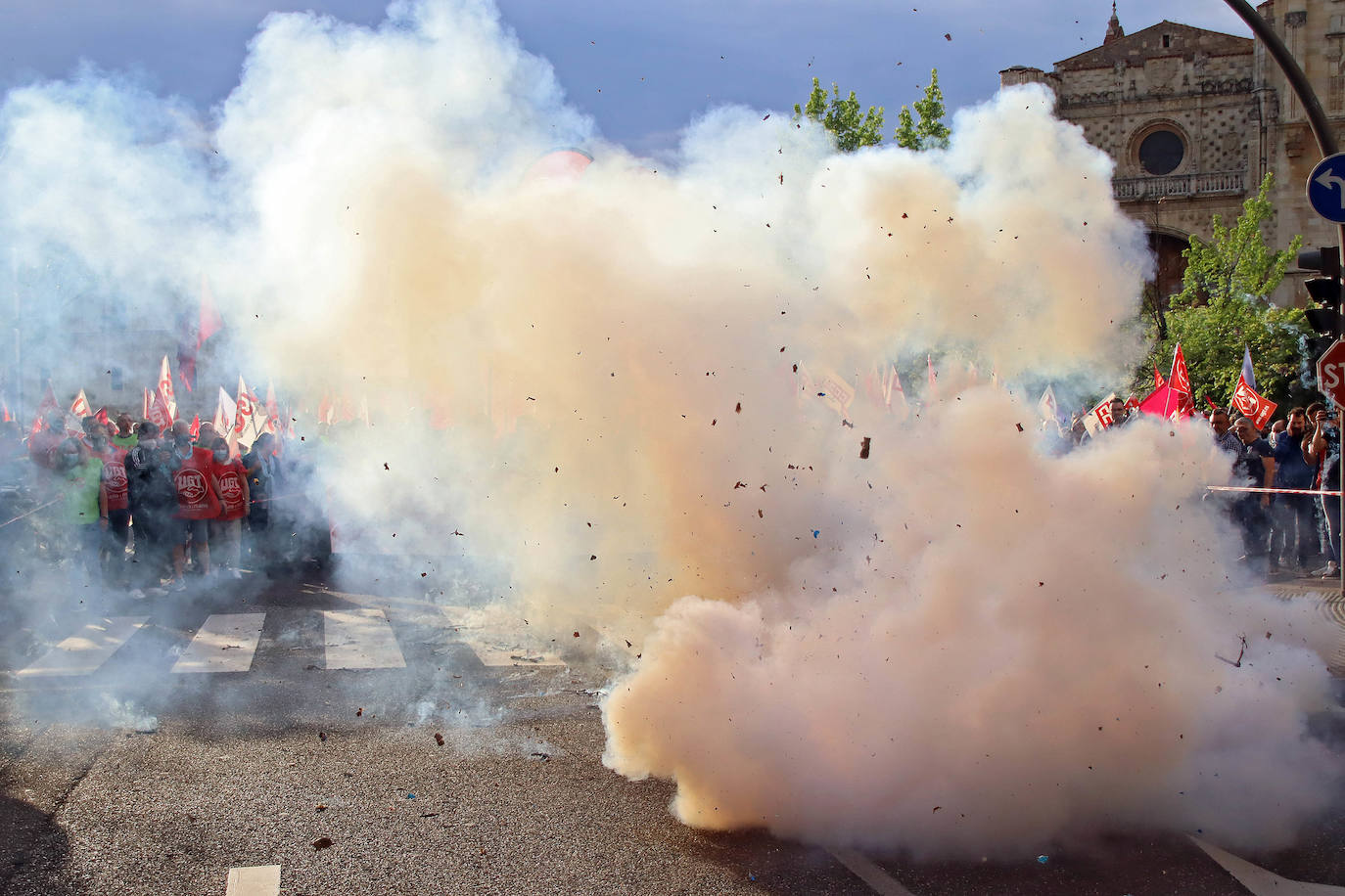 Multitudinaria protesta en la provincia de León. 15.000 personas en la capital según la Policía y más de 20.000 en toda la provincia exigen a pie de calle soluciones para León. Los sindicatos elevan la cifra a 40.000 personas solo en la capital. La ciudadanía sale a las calles en León, Ponferrada y Villablino para reclamar la reindustralización de la provincia y un plan para generar oportunidades de futuro. Este es el resumen de la jornada de la mano de los fotógrafos Peio García y César Sánchez. 