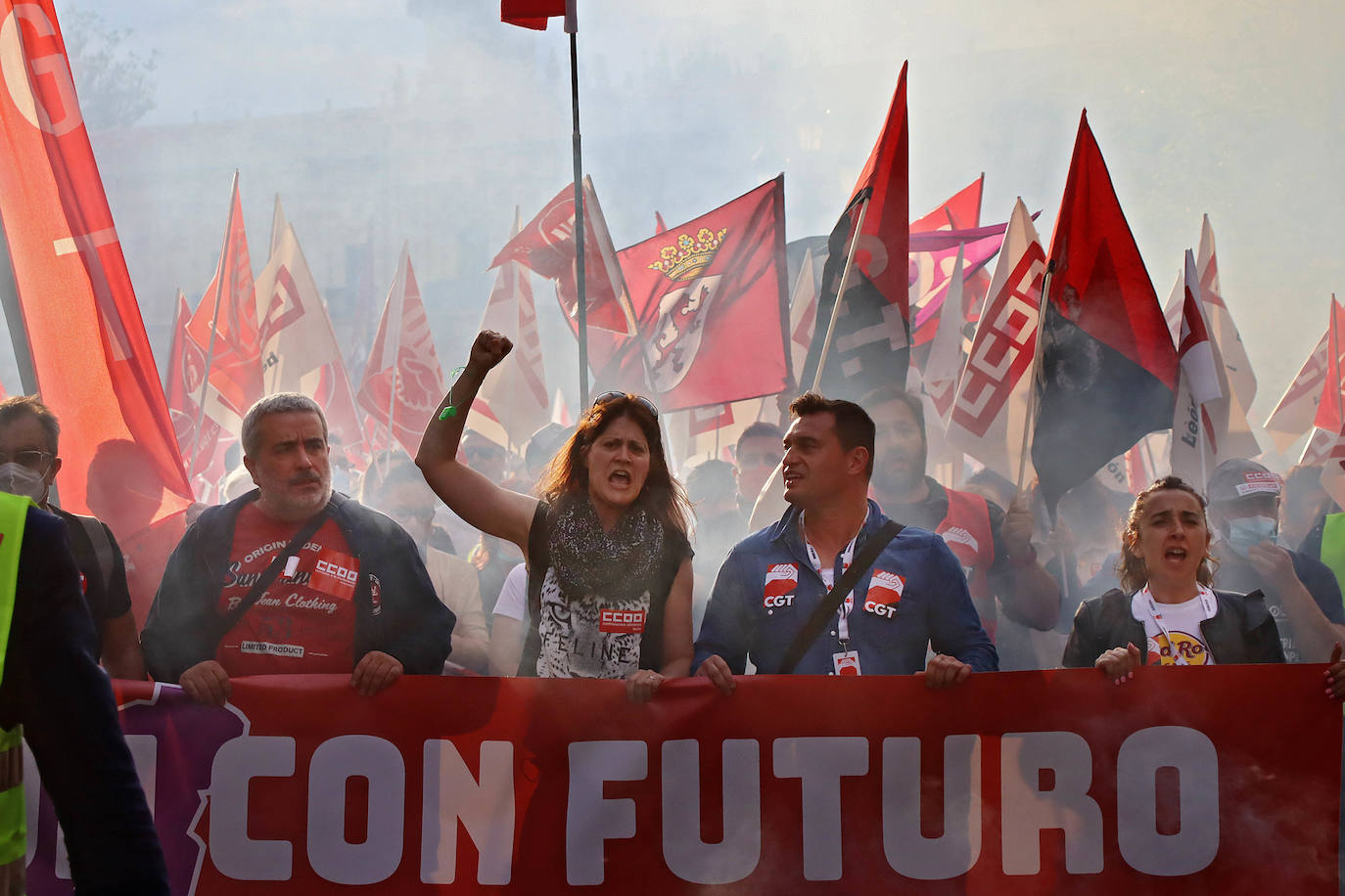 Multitudinaria protesta en la provincia de León. 15.000 personas en la capital según la Policía y más de 20.000 en toda la provincia exigen a pie de calle soluciones para León. Los sindicatos elevan la cifra a 40.000 personas solo en la capital. La ciudadanía sale a las calles en León, Ponferrada y Villablino para reclamar la reindustralización de la provincia y un plan para generar oportunidades de futuro. Este es el resumen de la jornada de la mano de los fotógrafos Peio García y César Sánchez. 