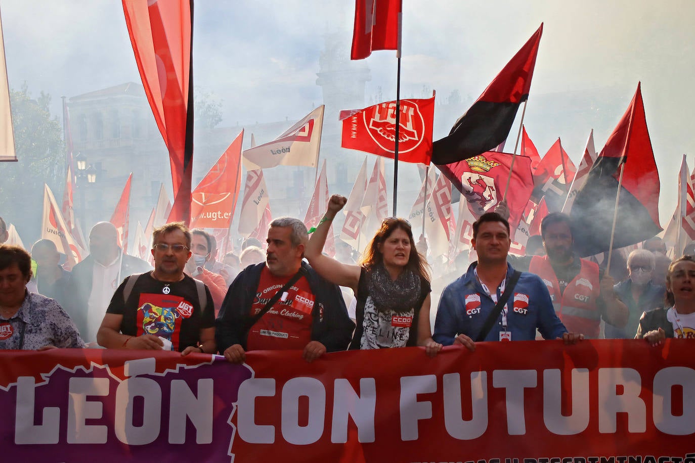 Multitudinaria protesta en la provincia de León. 15.000 personas en la capital según la Policía y más de 20.000 en toda la provincia exigen a pie de calle soluciones para León. Los sindicatos elevan la cifra a 40.000 personas solo en la capital. La ciudadanía sale a las calles en León, Ponferrada y Villablino para reclamar la reindustralización de la provincia y un plan para generar oportunidades de futuro. Este es el resumen de la jornada de la mano de los fotógrafos Peio García y César Sánchez. 