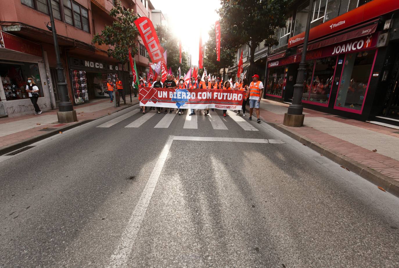 Multitudinaria protesta en la provincia de León. 15.000 personas en la capital según la Policía y más de 20.000 en toda la provincia exigen a pie de calle soluciones para León. Los sindicatos elevan la cifra a 40.000 personas solo en la capital. La ciudadanía sale a las calles en León, Ponferrada y Villablino para reclamar la reindustralización de la provincia y un plan para generar oportunidades de futuro. Este es el resumen de la jornada de la mano de los fotógrafos Peio García y César Sánchez. 